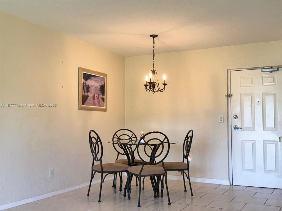 待售: $145,000 (2 贝兹, 1 浴室, 835 平方英尺)