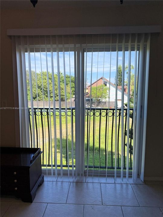 待售: $145,000 (2 贝兹, 1 浴室, 835 平方英尺)