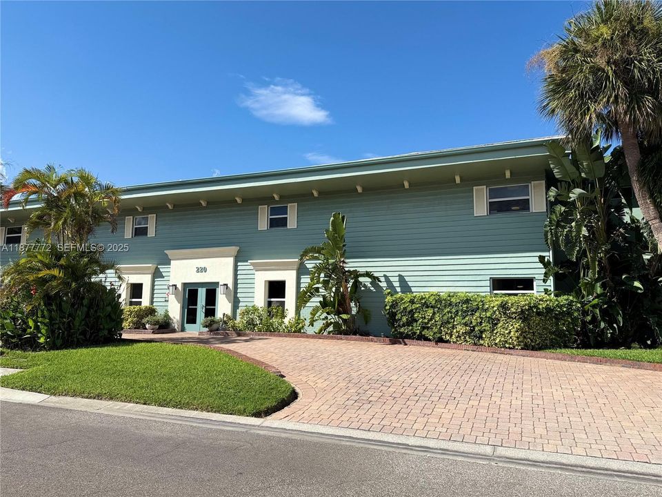 待售: $145,000 (2 贝兹, 1 浴室, 835 平方英尺)