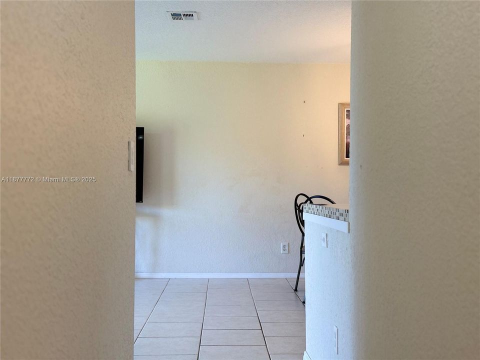 待售: $145,000 (2 贝兹, 1 浴室, 835 平方英尺)