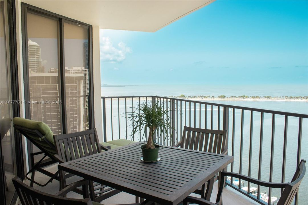 For Sale: $685,000 (2 beds, 2 baths, 1362 Square Feet)