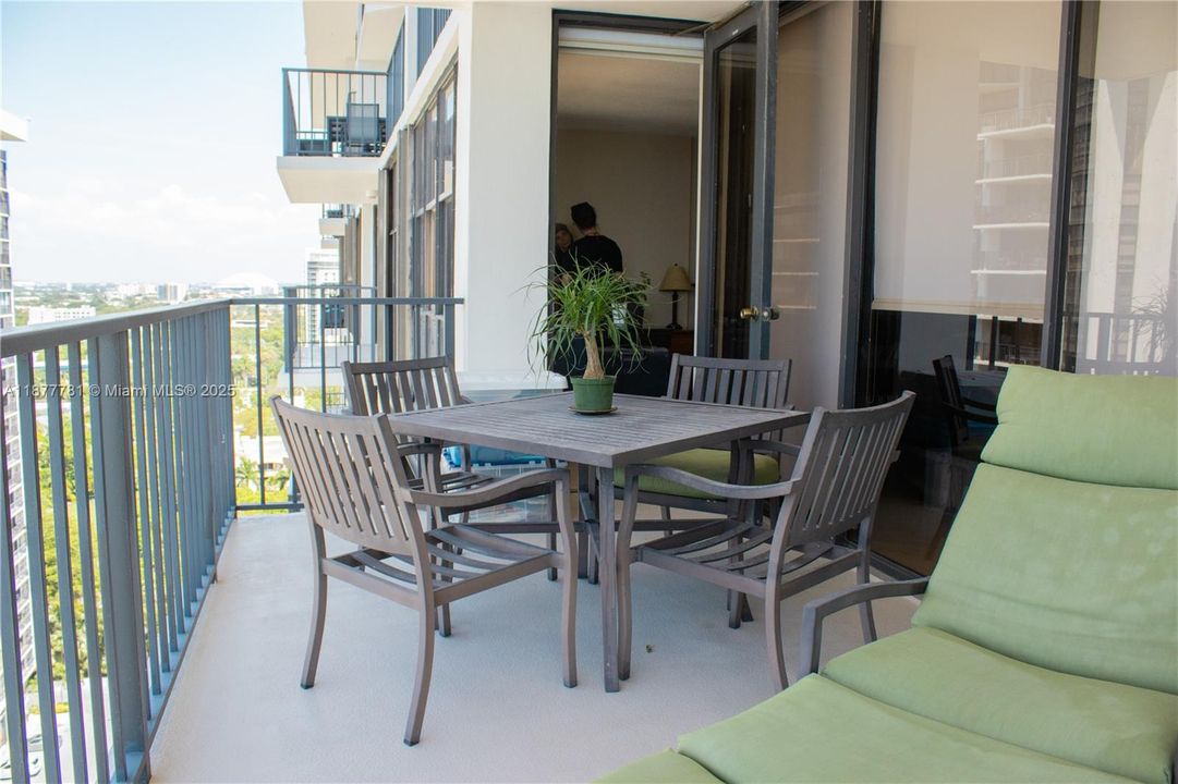 For Sale: $685,000 (2 beds, 2 baths, 1362 Square Feet)