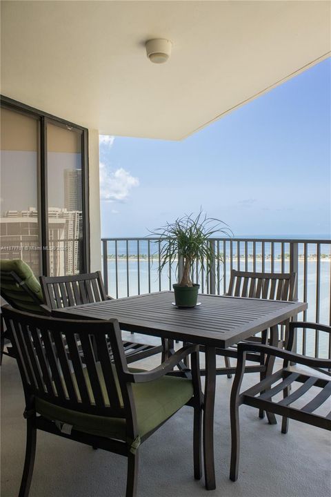 For Sale: $685,000 (2 beds, 2 baths, 1362 Square Feet)