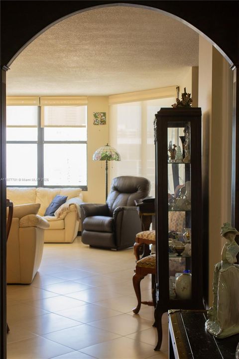 For Sale: $685,000 (2 beds, 2 baths, 1362 Square Feet)