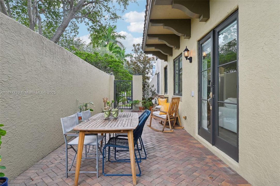 Recently Sold: $549,900 (3 beds, 2 baths, 1930 Square Feet)