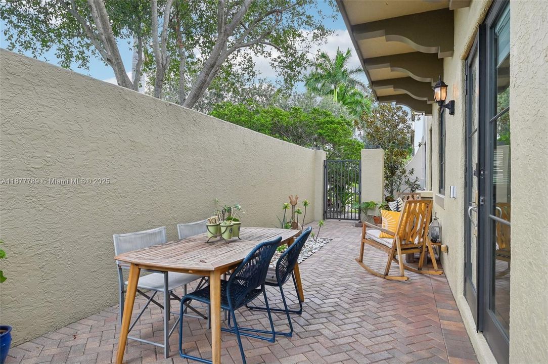 Recently Sold: $549,900 (3 beds, 2 baths, 1930 Square Feet)