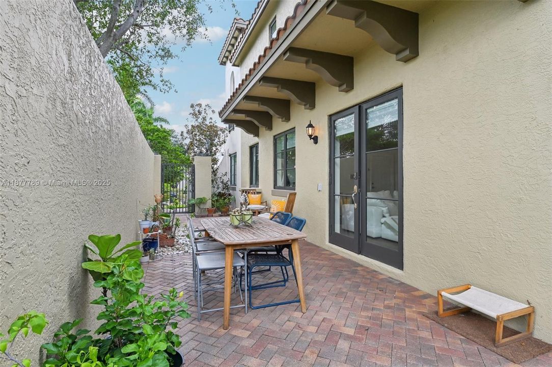 Recently Sold: $549,900 (3 beds, 2 baths, 1930 Square Feet)