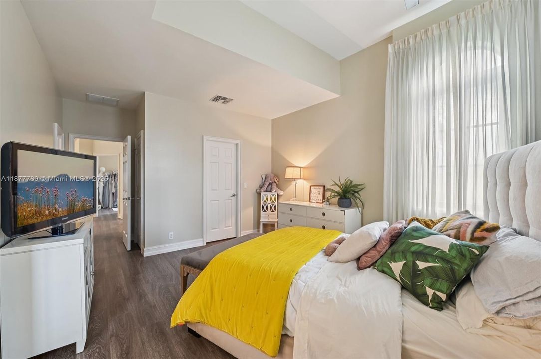 Recently Sold: $549,900 (3 beds, 2 baths, 1930 Square Feet)