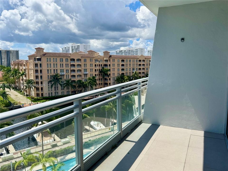 For Sale: $690,000 (1 beds, 2 baths, 1214 Square Feet)