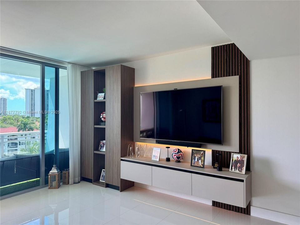 For Sale: $690,000 (1 beds, 2 baths, 1214 Square Feet)