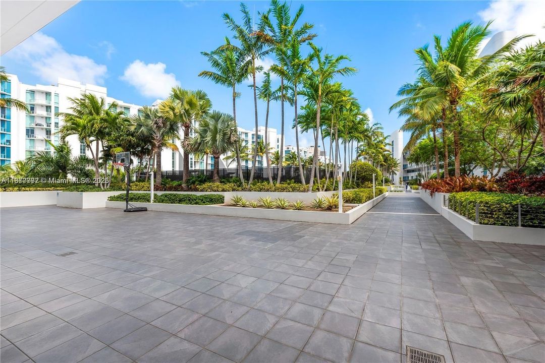 For Sale: $690,000 (1 beds, 2 baths, 1214 Square Feet)