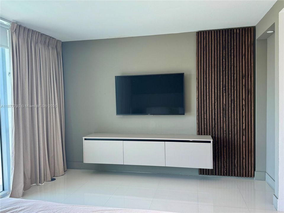 For Sale: $690,000 (1 beds, 2 baths, 1214 Square Feet)