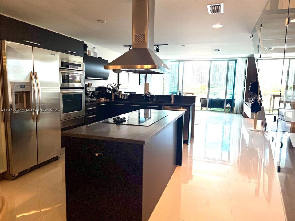 For Sale: $690,000 (1 beds, 2 baths, 1214 Square Feet)