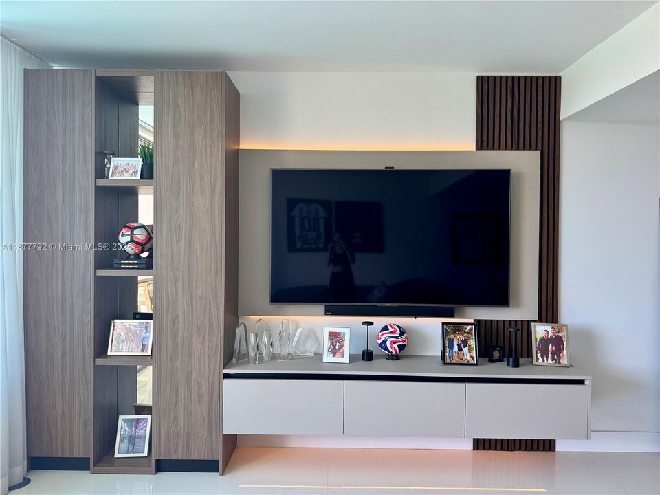 For Sale: $690,000 (1 beds, 2 baths, 1214 Square Feet)