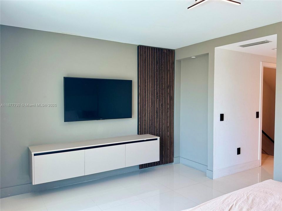 For Sale: $690,000 (1 beds, 2 baths, 1214 Square Feet)