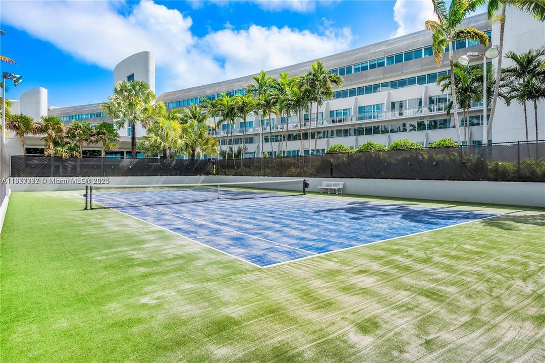 For Sale: $690,000 (1 beds, 2 baths, 1214 Square Feet)