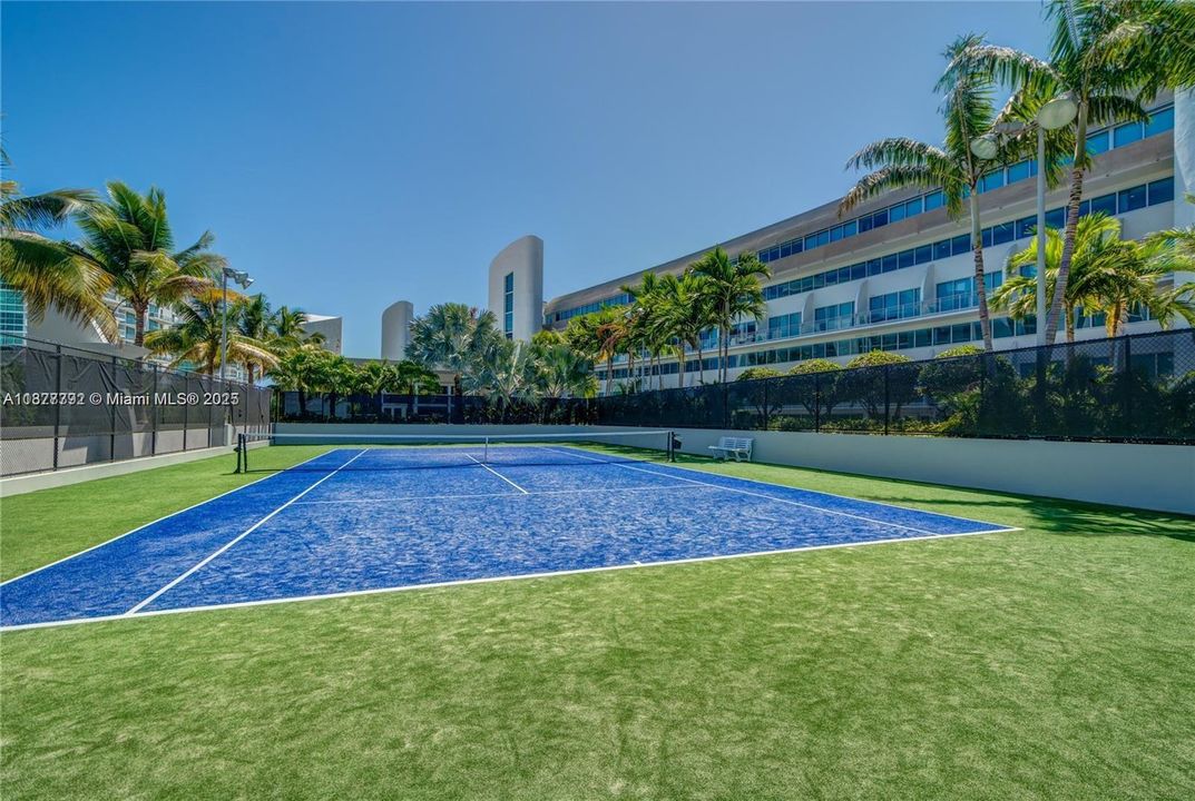 For Sale: $690,000 (1 beds, 2 baths, 1214 Square Feet)