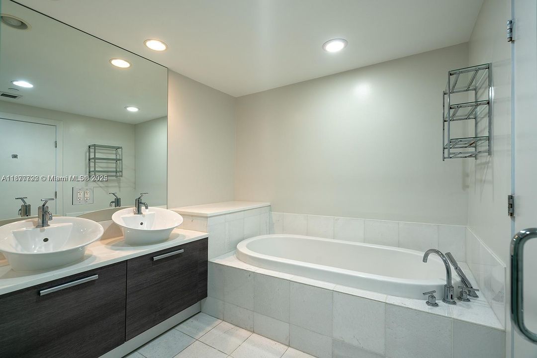 For Sale: $690,000 (1 beds, 2 baths, 1214 Square Feet)