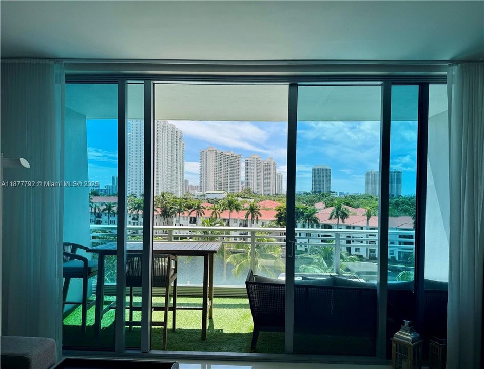 For Sale: $690,000 (1 beds, 2 baths, 1214 Square Feet)