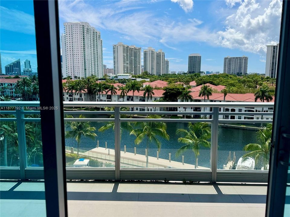 For Sale: $690,000 (1 beds, 2 baths, 1214 Square Feet)