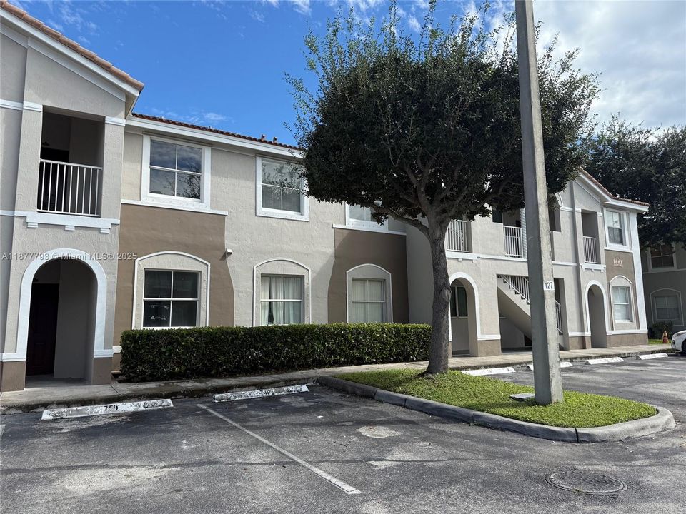 待售: $194,900 (2 贝兹, 2 浴室, 914 平方英尺)