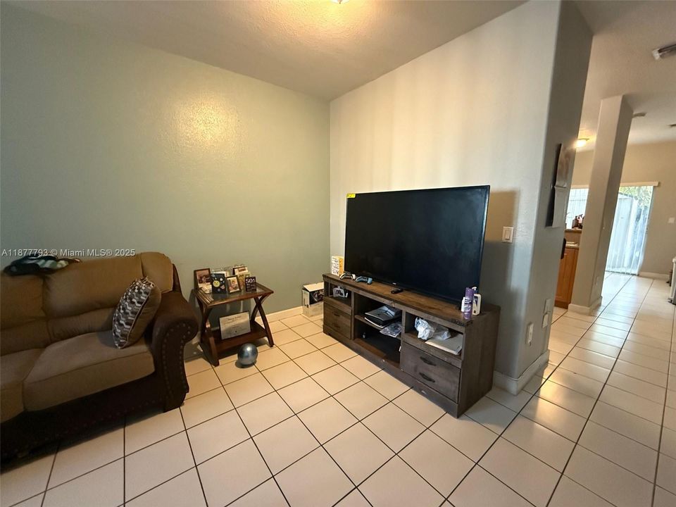 待售: $194,900 (2 贝兹, 2 浴室, 914 平方英尺)