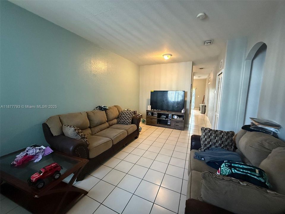 待售: $194,900 (2 贝兹, 2 浴室, 914 平方英尺)