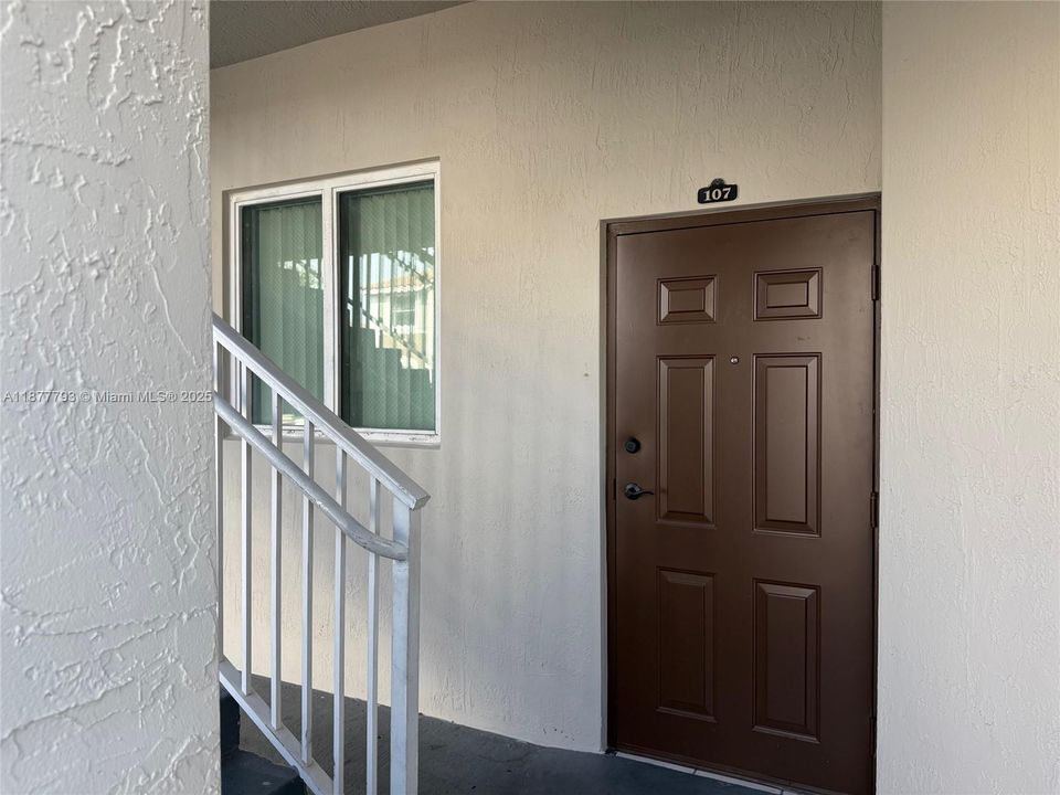 待售: $194,900 (2 贝兹, 2 浴室, 914 平方英尺)