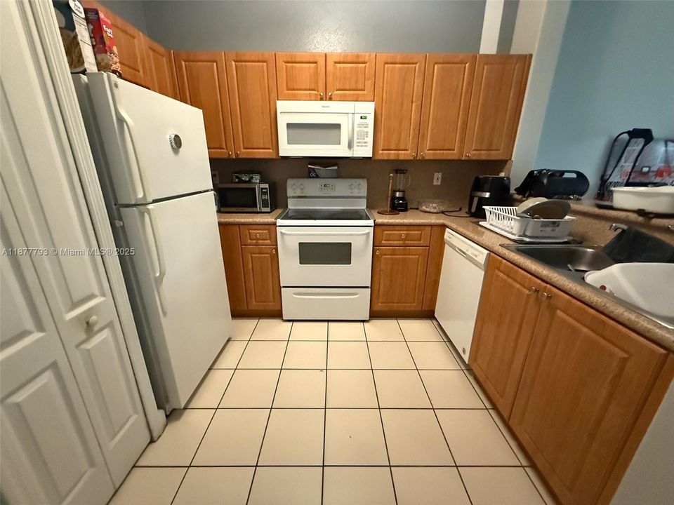 待售: $194,900 (2 贝兹, 2 浴室, 914 平方英尺)