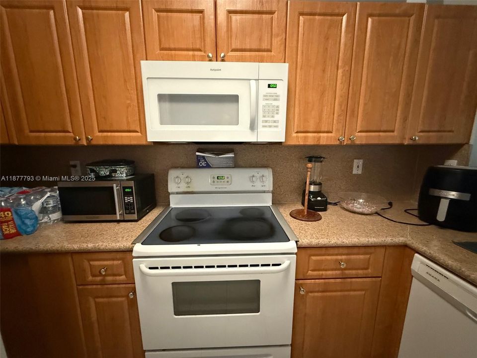 待售: $194,900 (2 贝兹, 2 浴室, 914 平方英尺)