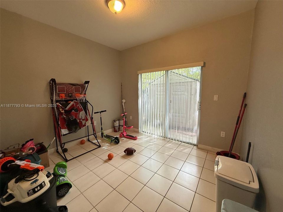 待售: $194,900 (2 贝兹, 2 浴室, 914 平方英尺)