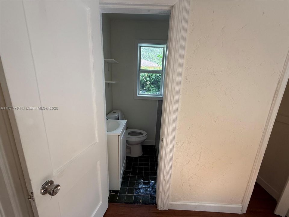 Active With Contract: $2,100 (1 beds, 1 baths, 420 Square Feet)