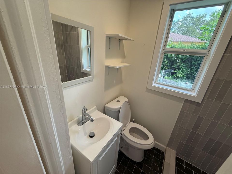 Active With Contract: $2,100 (1 beds, 1 baths, 420 Square Feet)