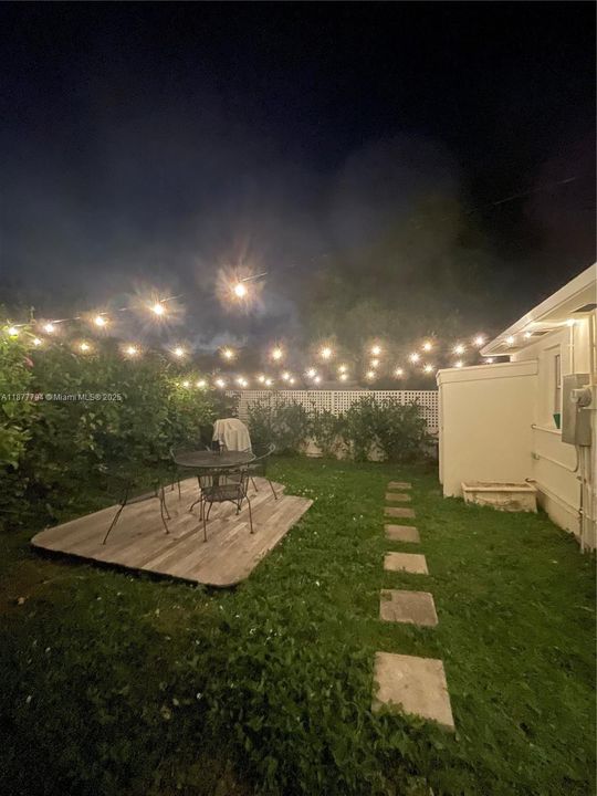 Active With Contract: $2,100 (1 beds, 1 baths, 420 Square Feet)