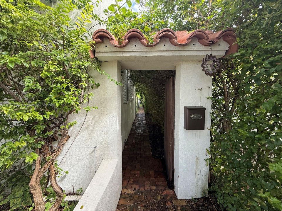 Active With Contract: $2,100 (1 beds, 1 baths, 420 Square Feet)