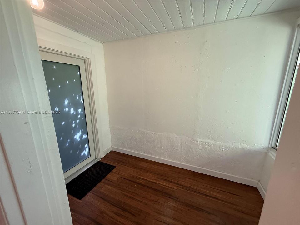 Active With Contract: $2,100 (1 beds, 1 baths, 420 Square Feet)