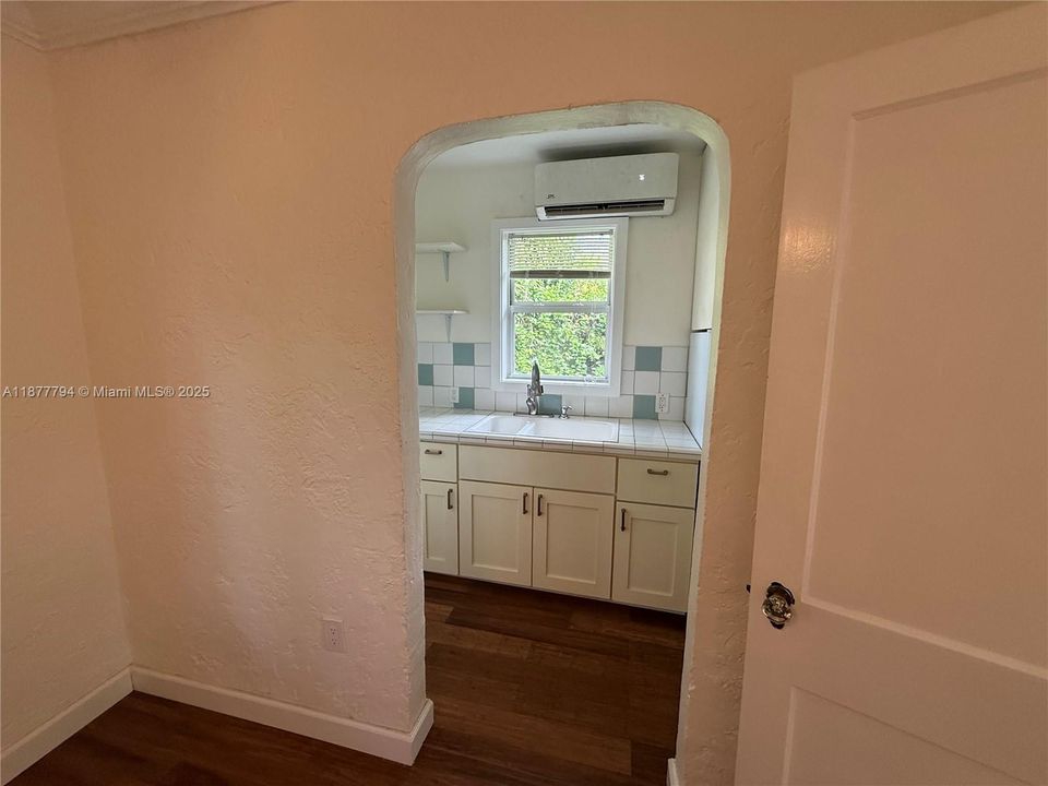 Active With Contract: $2,100 (1 beds, 1 baths, 420 Square Feet)