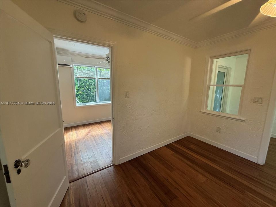 Active With Contract: $2,100 (1 beds, 1 baths, 420 Square Feet)