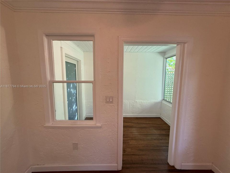 Active With Contract: $2,100 (1 beds, 1 baths, 420 Square Feet)