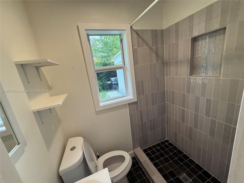 Active With Contract: $2,100 (1 beds, 1 baths, 420 Square Feet)
