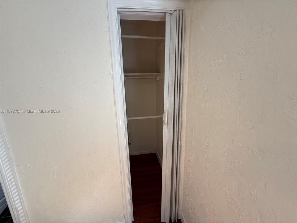 Active With Contract: $2,100 (1 beds, 1 baths, 420 Square Feet)