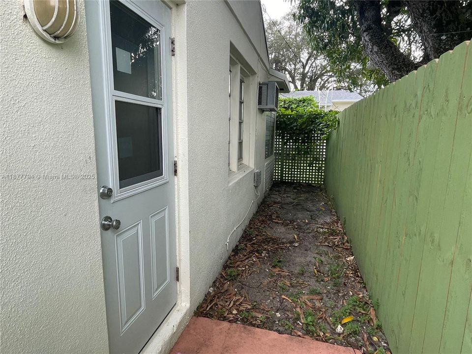 Active With Contract: $2,100 (1 beds, 1 baths, 420 Square Feet)