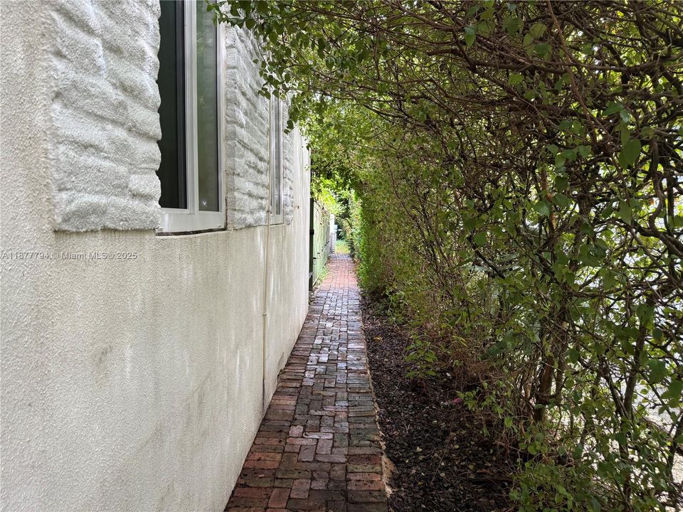 Active With Contract: $2,100 (1 beds, 1 baths, 420 Square Feet)