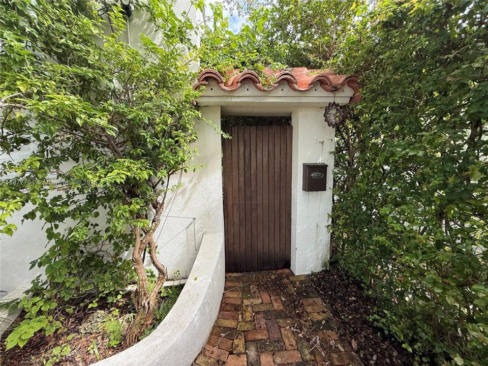 Active With Contract: $2,100 (1 beds, 1 baths, 420 Square Feet)