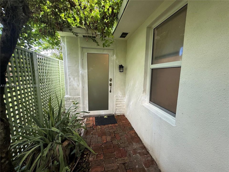 Active With Contract: $2,100 (1 beds, 1 baths, 420 Square Feet)
