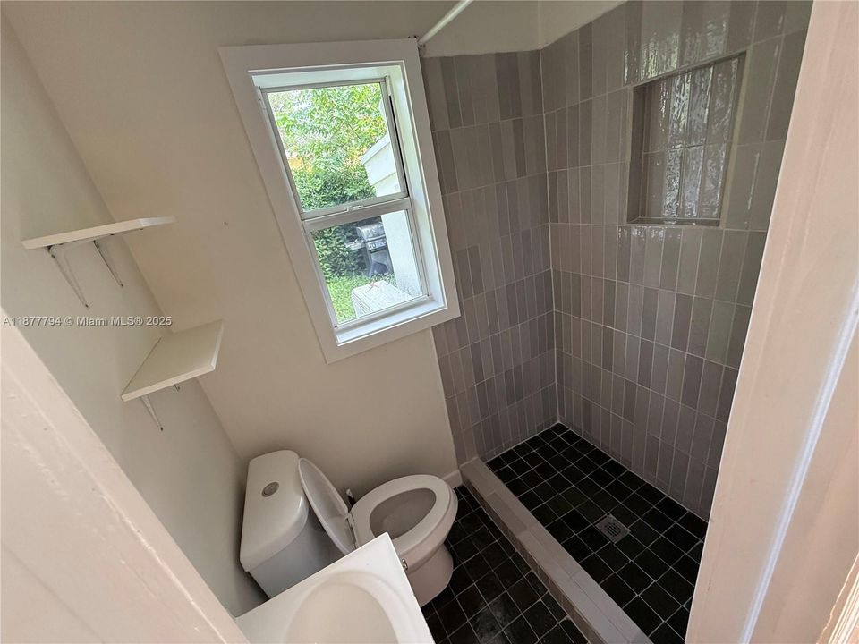 Active With Contract: $2,100 (1 beds, 1 baths, 420 Square Feet)