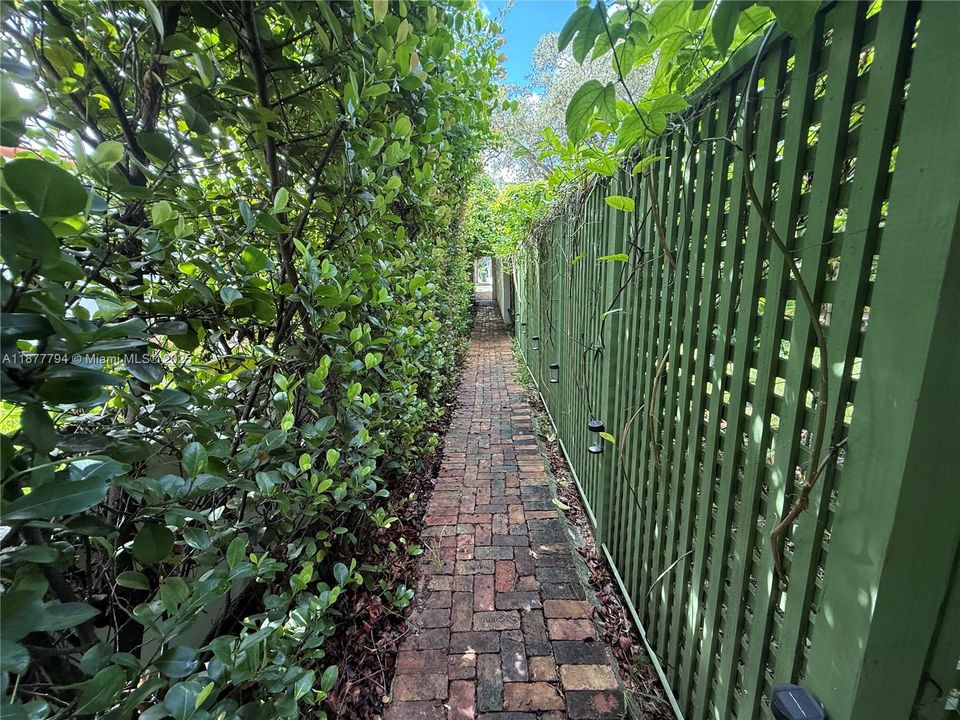 Active With Contract: $2,100 (1 beds, 1 baths, 420 Square Feet)