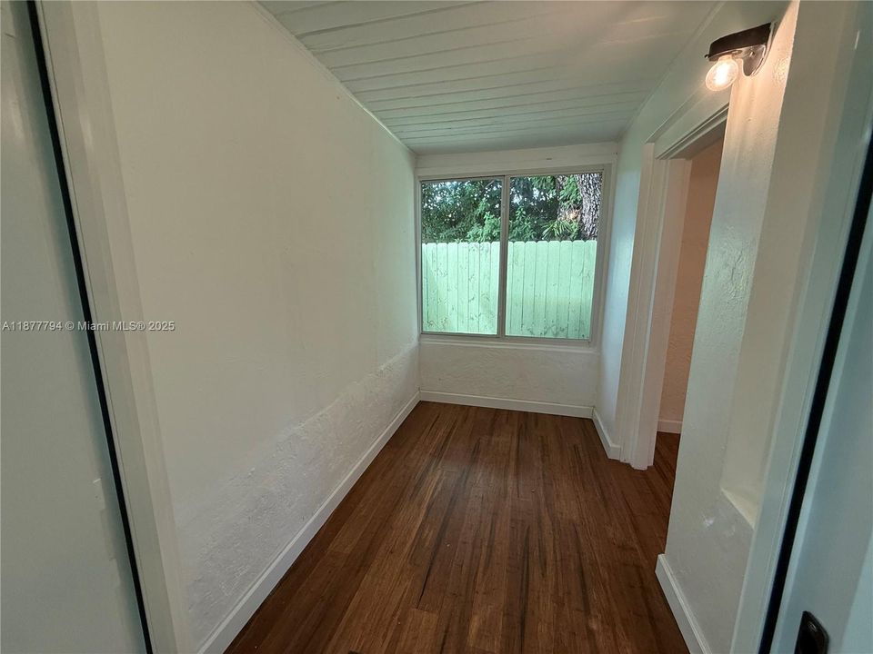 Active With Contract: $2,100 (1 beds, 1 baths, 420 Square Feet)