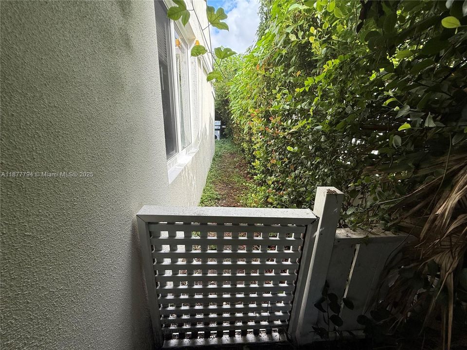 Active With Contract: $2,100 (1 beds, 1 baths, 420 Square Feet)