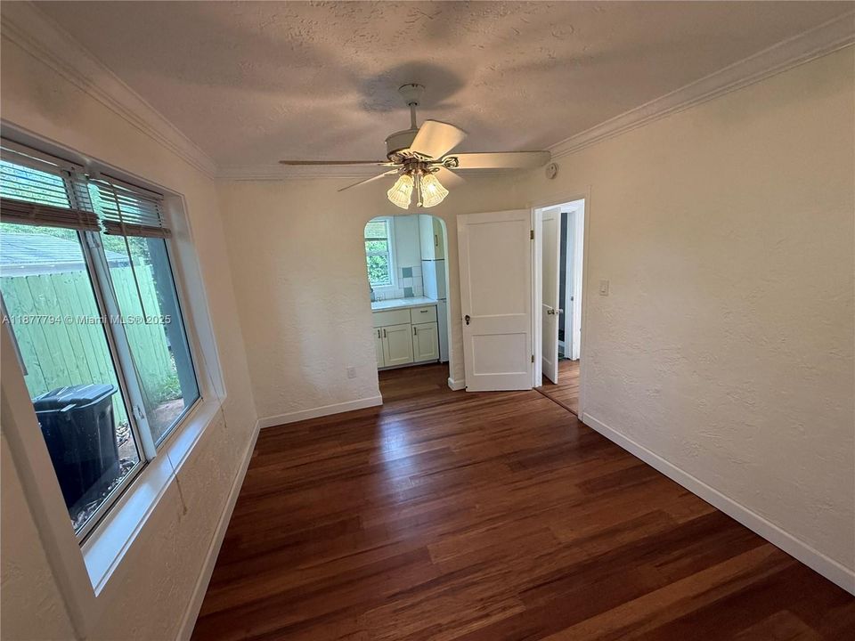 Active With Contract: $2,100 (1 beds, 1 baths, 420 Square Feet)